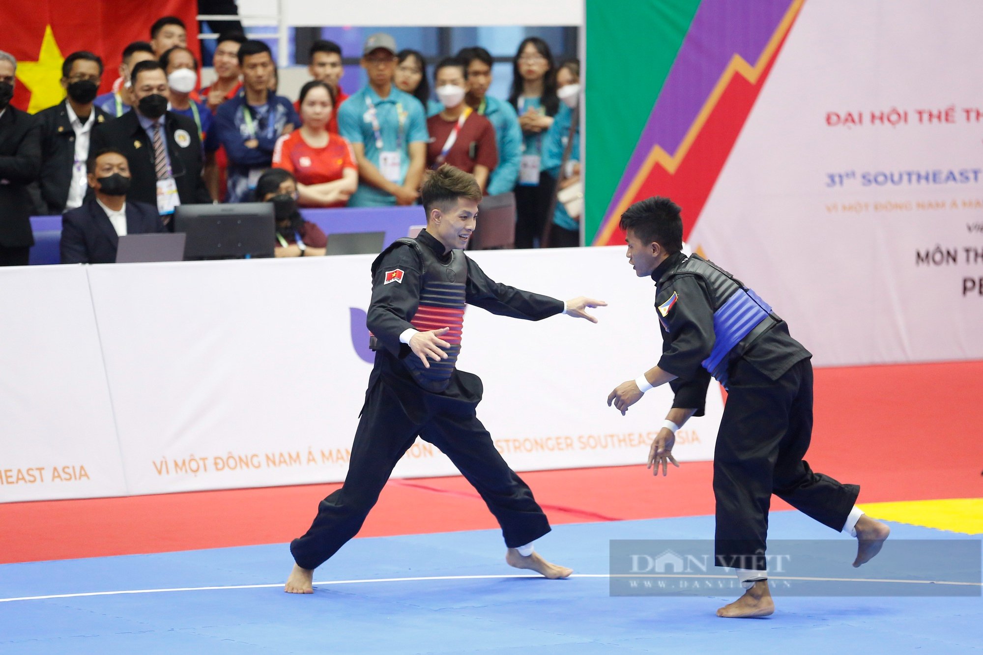 Võ sĩ Pencak silat Việt Nam vừa cười vừa đấu cũng thắng võ sĩ Philippines - Ảnh 3.