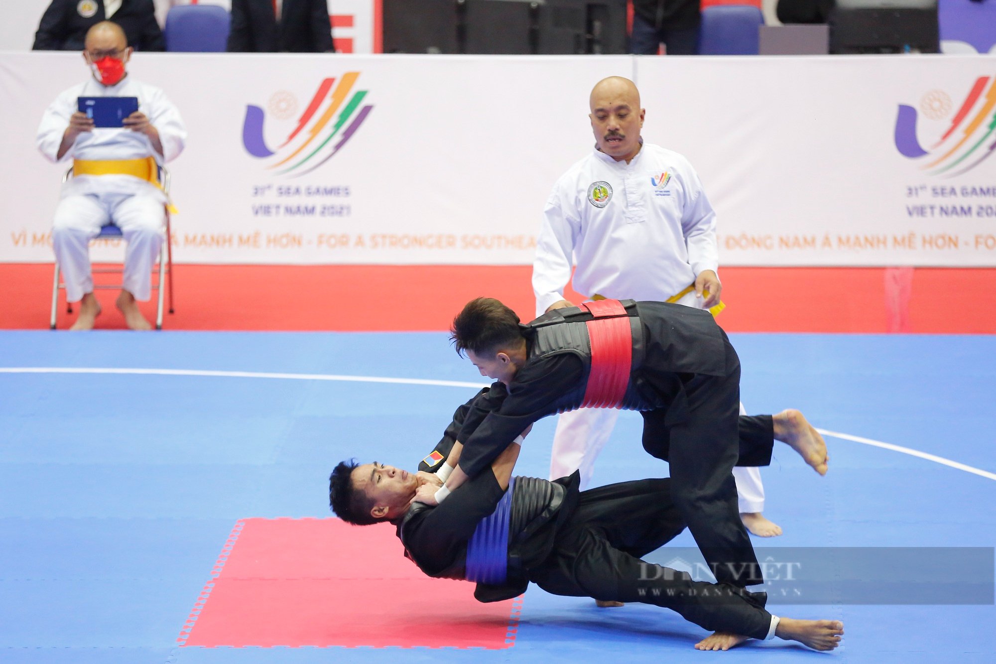Võ sĩ Pencak silat Việt Nam vừa cười vừa đấu cũng thắng võ sĩ Philippines - Ảnh 4.