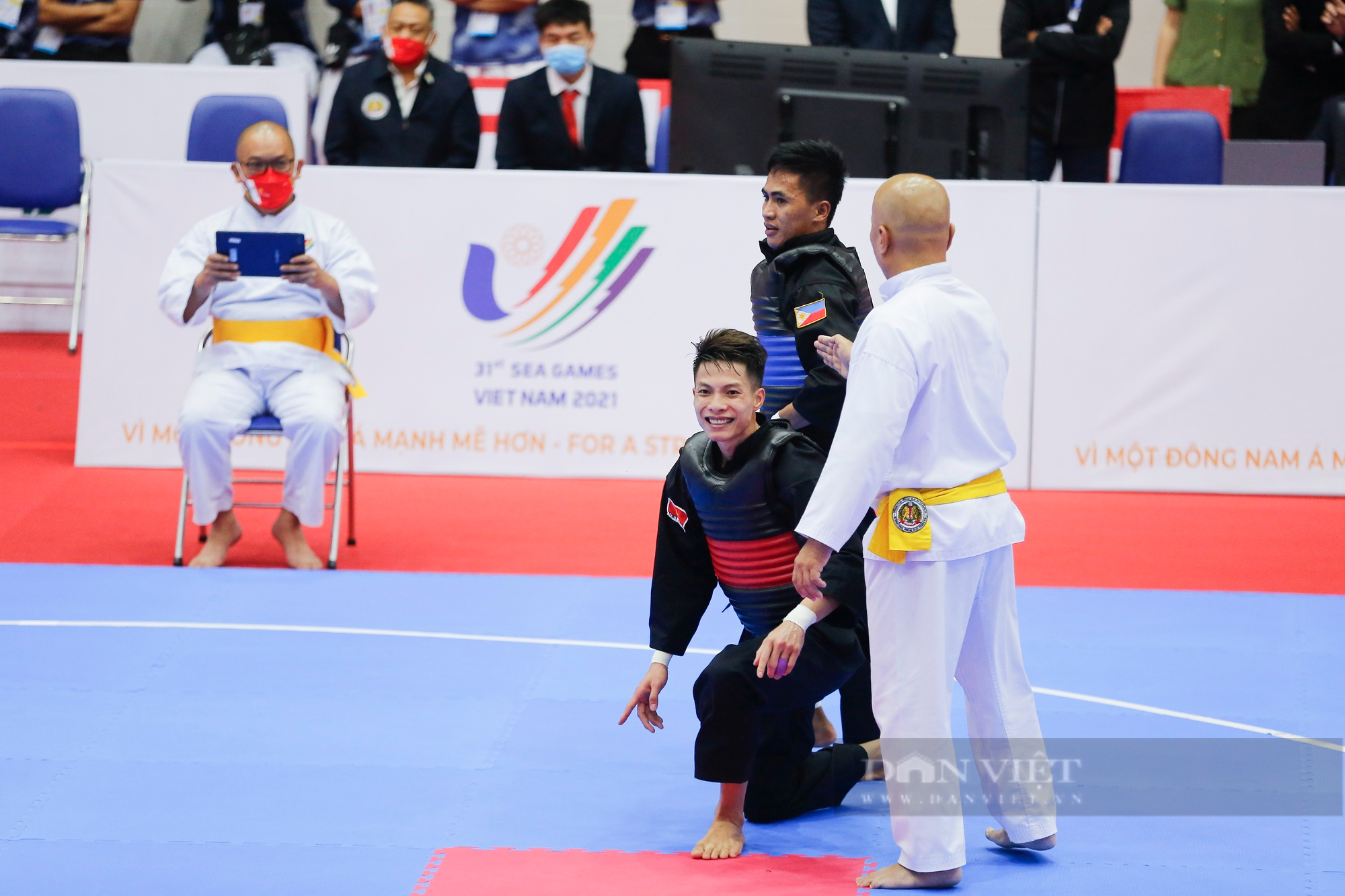 Võ sĩ Pencak silat Việt Nam vừa cười vừa đấu cũng thắng võ sĩ Philippines - Ảnh 9.
