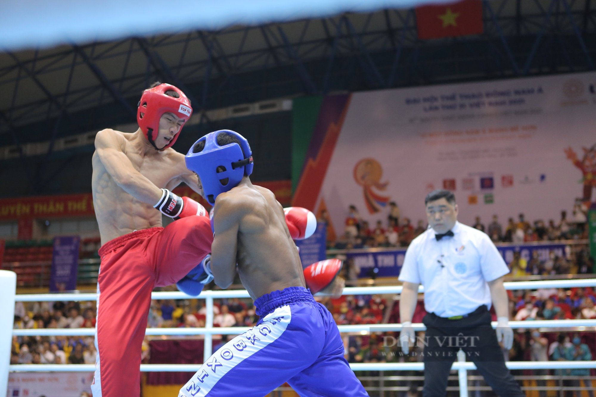 Clip: Huỳnh Anh Tuấn nói gì sau khi tiếp tục bảo vệ chức vô địch Kickboxing tại SEA games 31 - Ảnh 3.