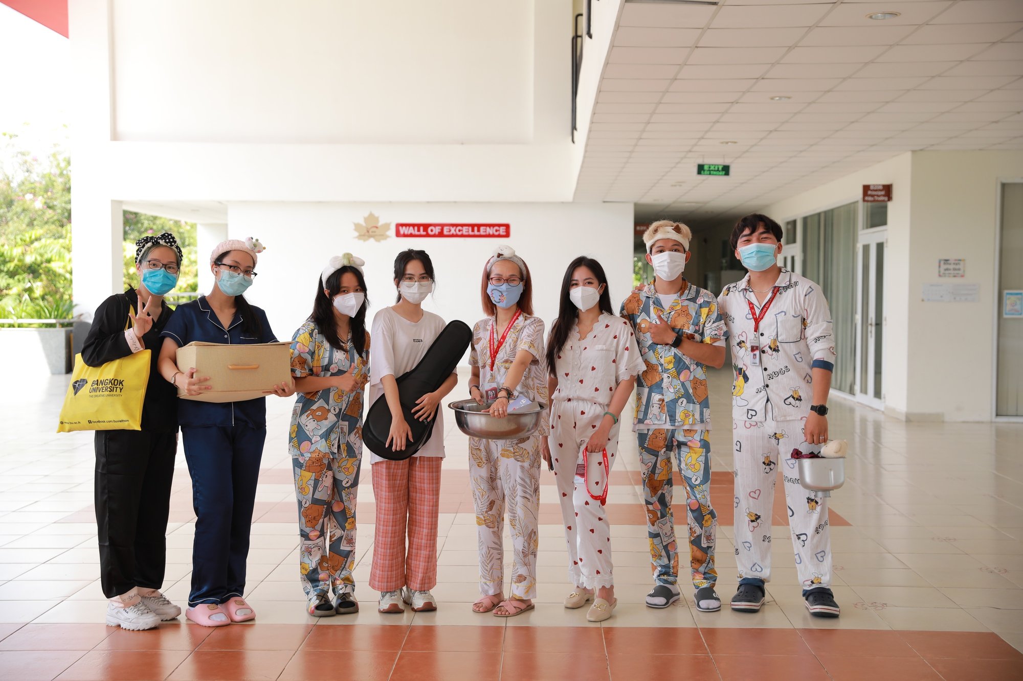 Hiệu trưởng, học sinh &quot;diện&quot; nguyên cây đồ ngủ, vác thau chậu, vali đến trường - Ảnh 2.
