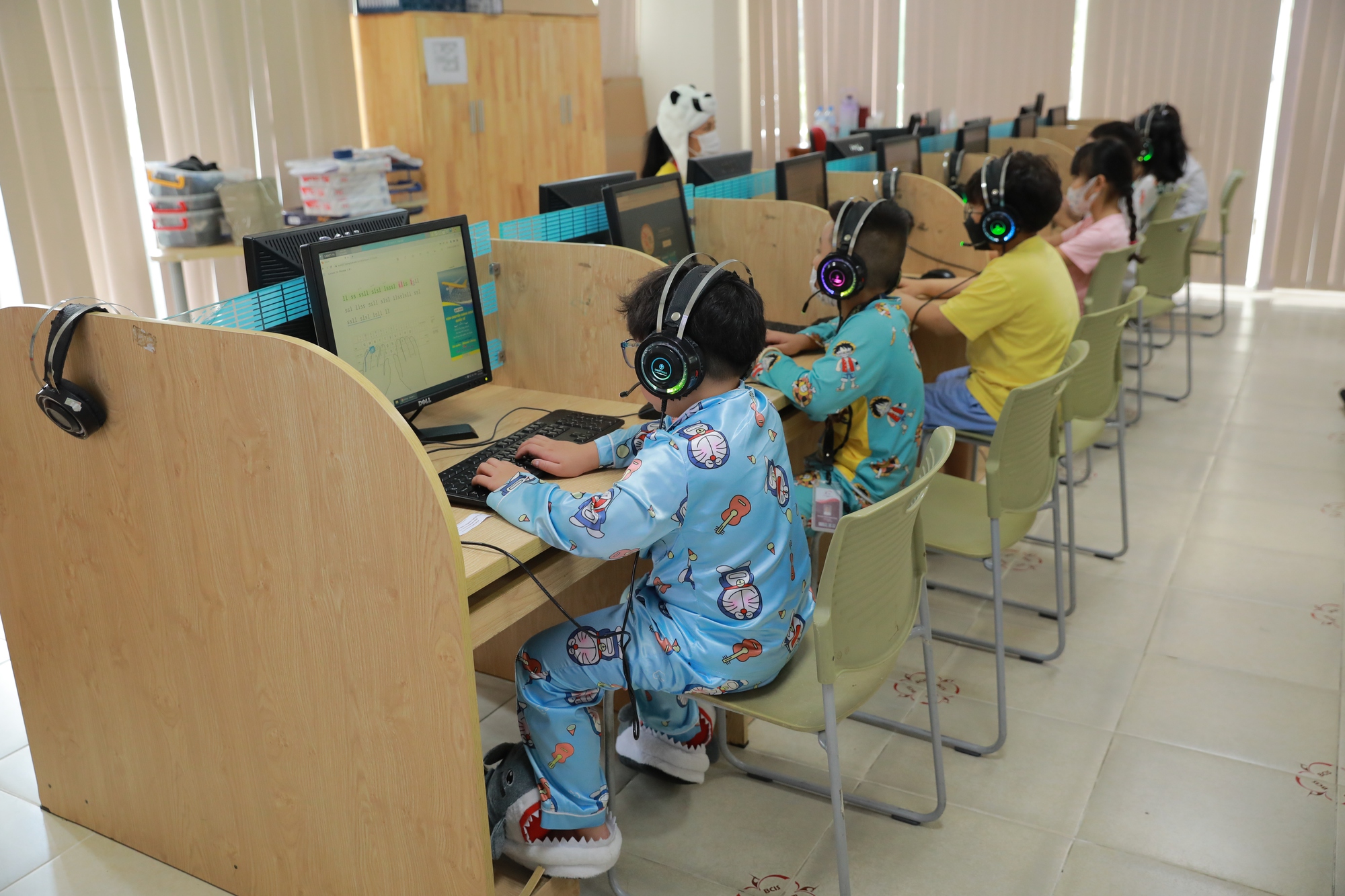 Hiệu trưởng, học sinh &quot;diện&quot; nguyên cây đồ ngủ, vác thau chậu, vali đến trường - Ảnh 4.