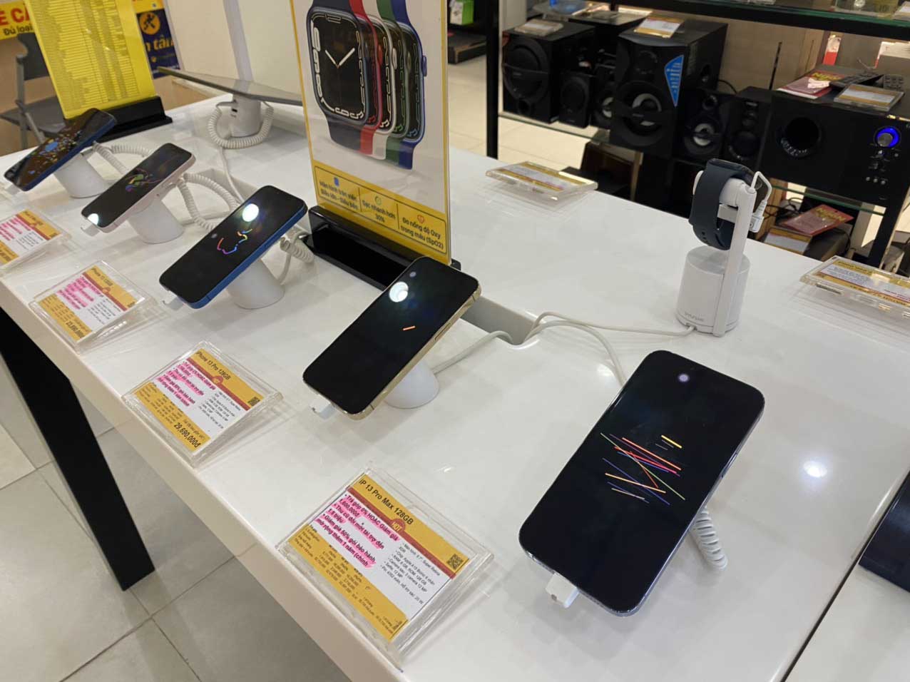 Bất ngờ giá iPhone 13 Pro Max giảm sâu tại Việt Nam - Ảnh 1.