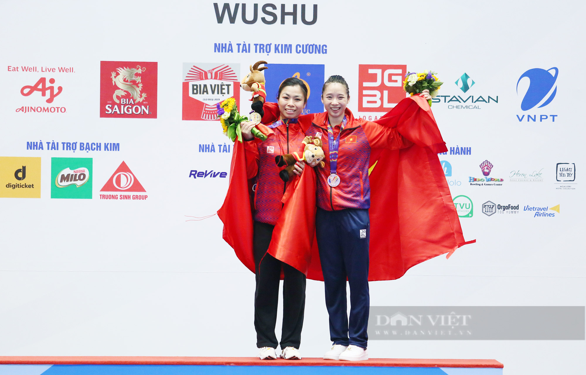Vỡ òa cảm xúc khi giành HCV sau 5 năm chờ đợi nữ VĐV Wushu chạy lên khán đài tặng linh vật cho cháu trai - Ảnh 4.
