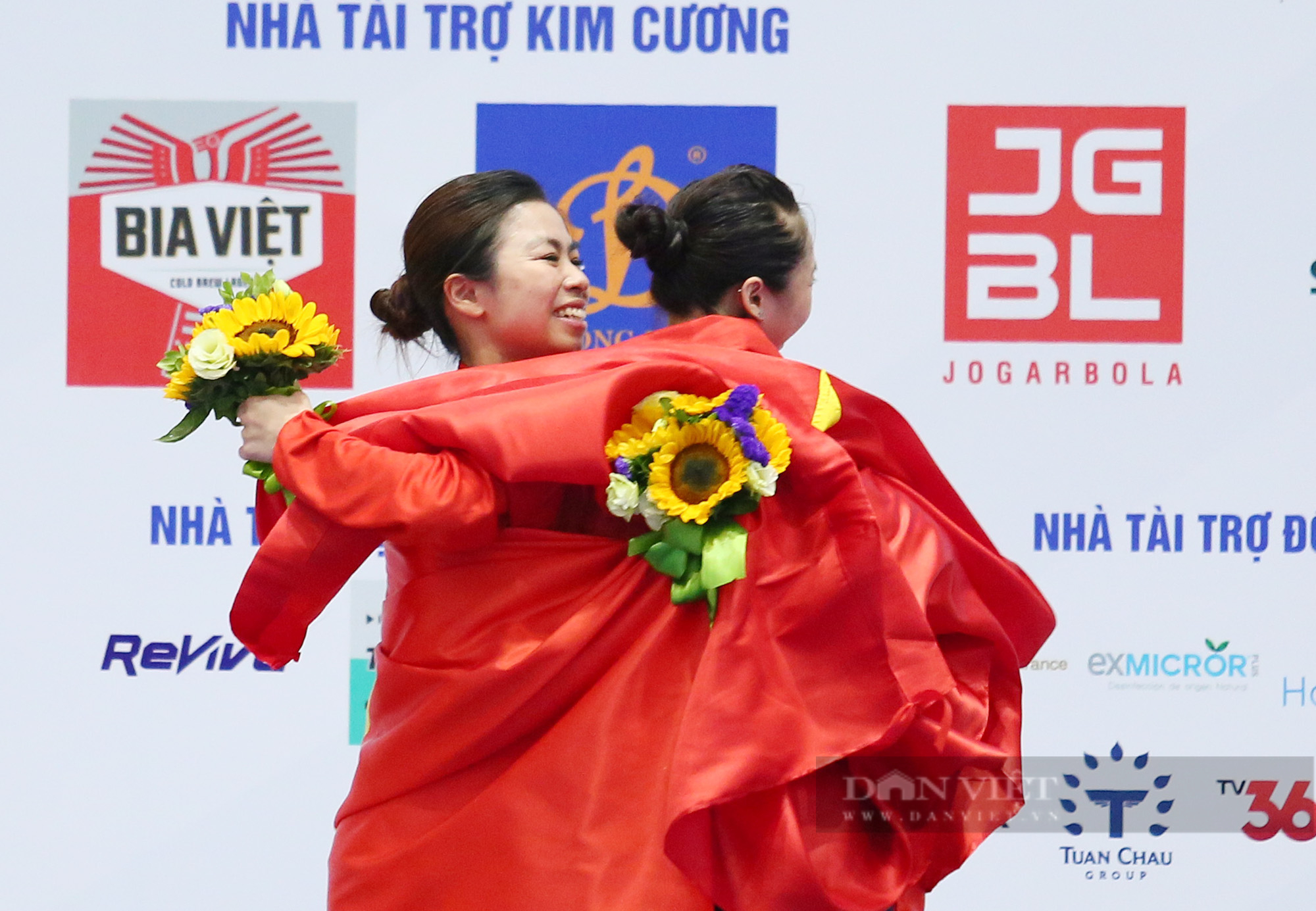 Vỡ òa cảm xúc khi giành HCV sau 5 năm chờ đợi nữ VĐV Wushu chạy lên khán đài tặng linh vật cho cháu trai - Ảnh 5.