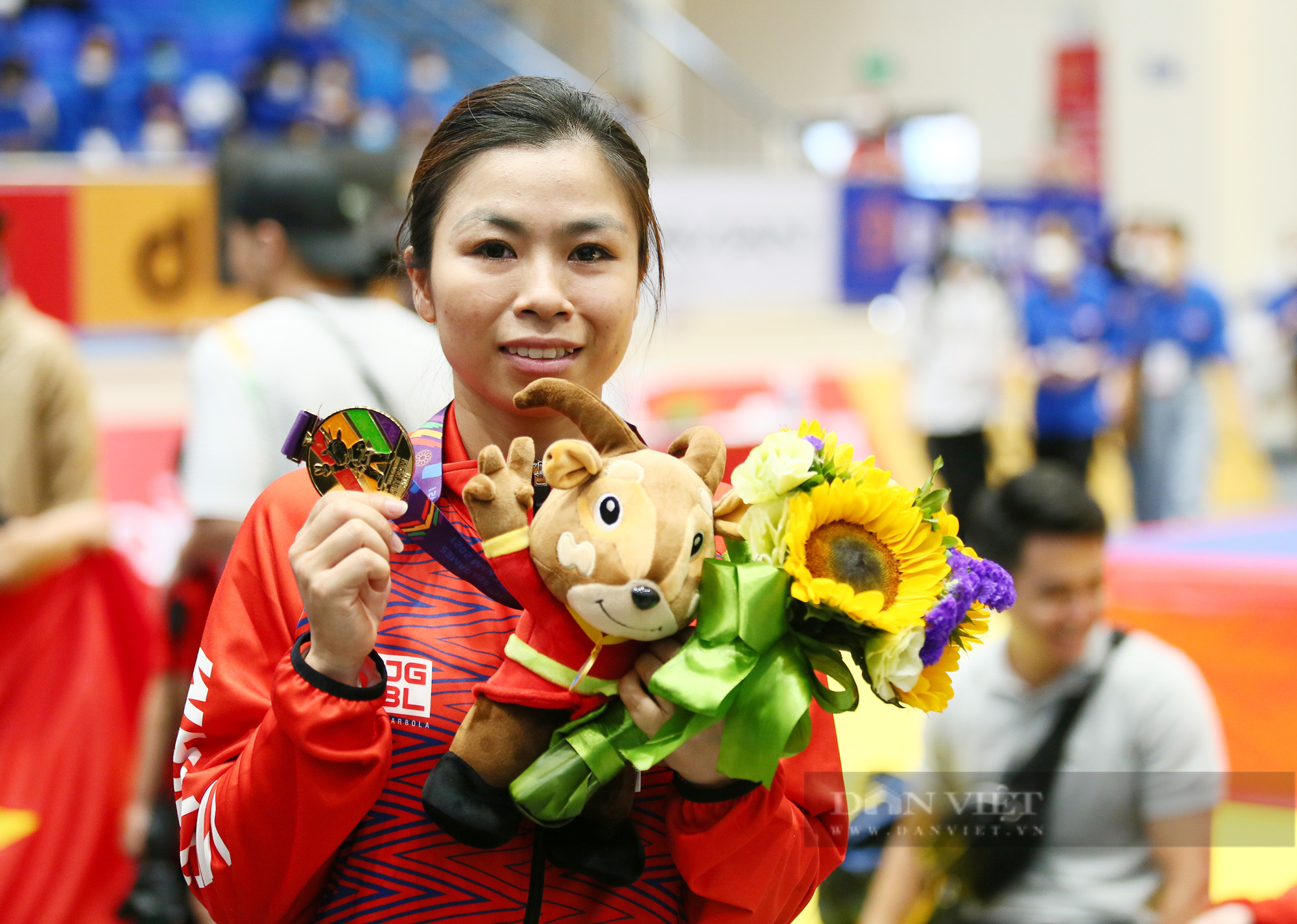 Vỡ òa cảm xúc khi giành HCV sau 5 năm chờ đợi nữ VĐV Wushu chạy lên khán đài tặng linh vật cho cháu trai - Ảnh 1.