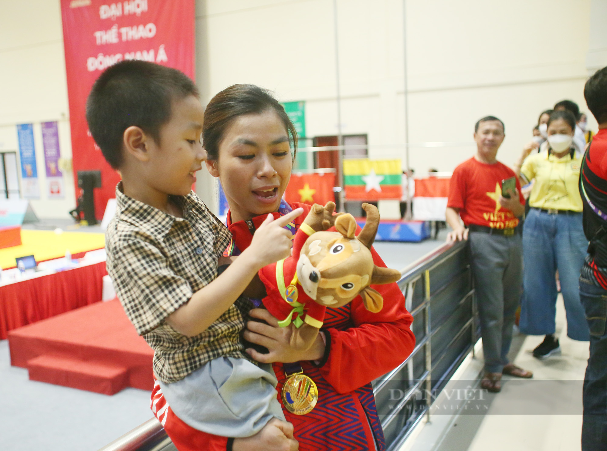 Vỡ òa cảm xúc khi giành HCV sau 5 năm chờ đợi nữ VĐV Wushu chạy lên khán đài tặng linh vật cho cháu trai - Ảnh 6.