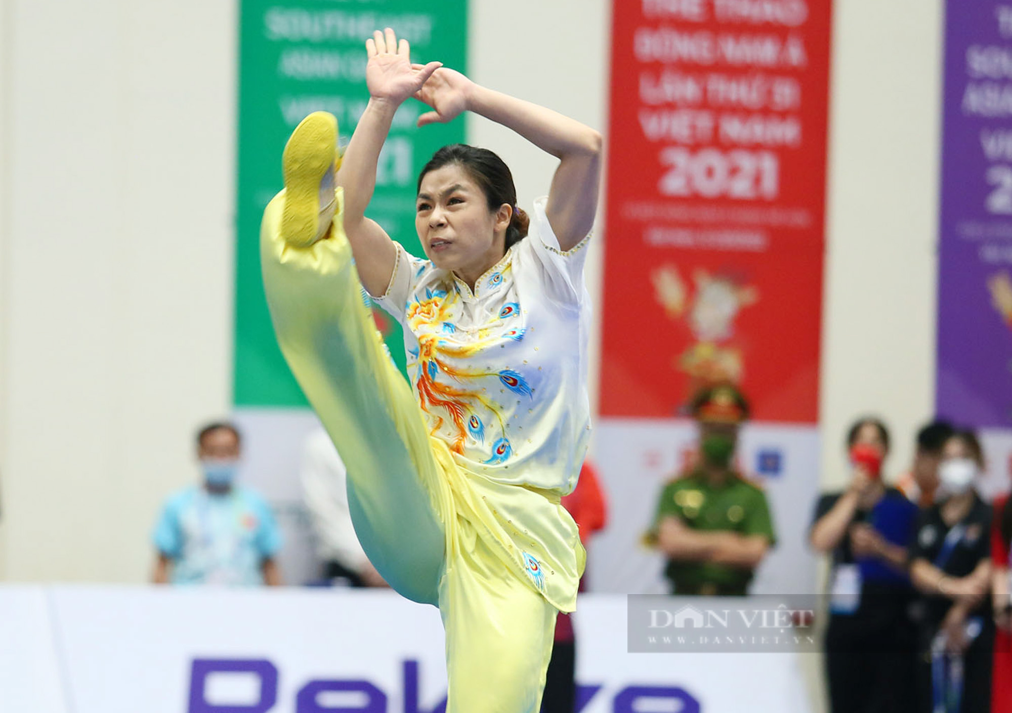 Vỡ òa cảm xúc khi giành HCV sau 5 năm chờ đợi nữ VĐV Wushu chạy lên khán đài tặng linh vật cho cháu trai - Ảnh 3.