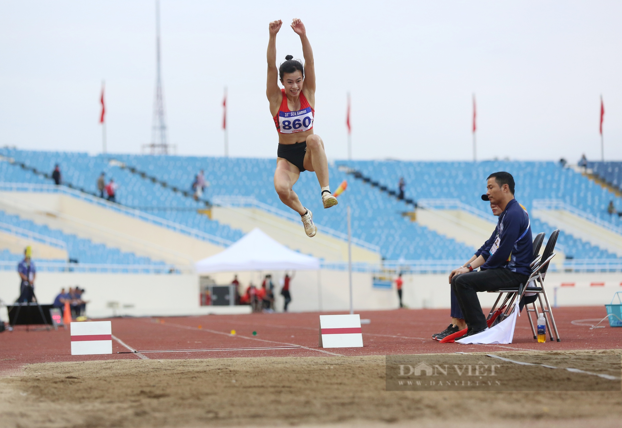 Hình ảnh Ngọc Hà vượt qua Thu Thảo 1 cm, giành HC vàng nhảy xa SEA Games 31 - Ảnh 1.