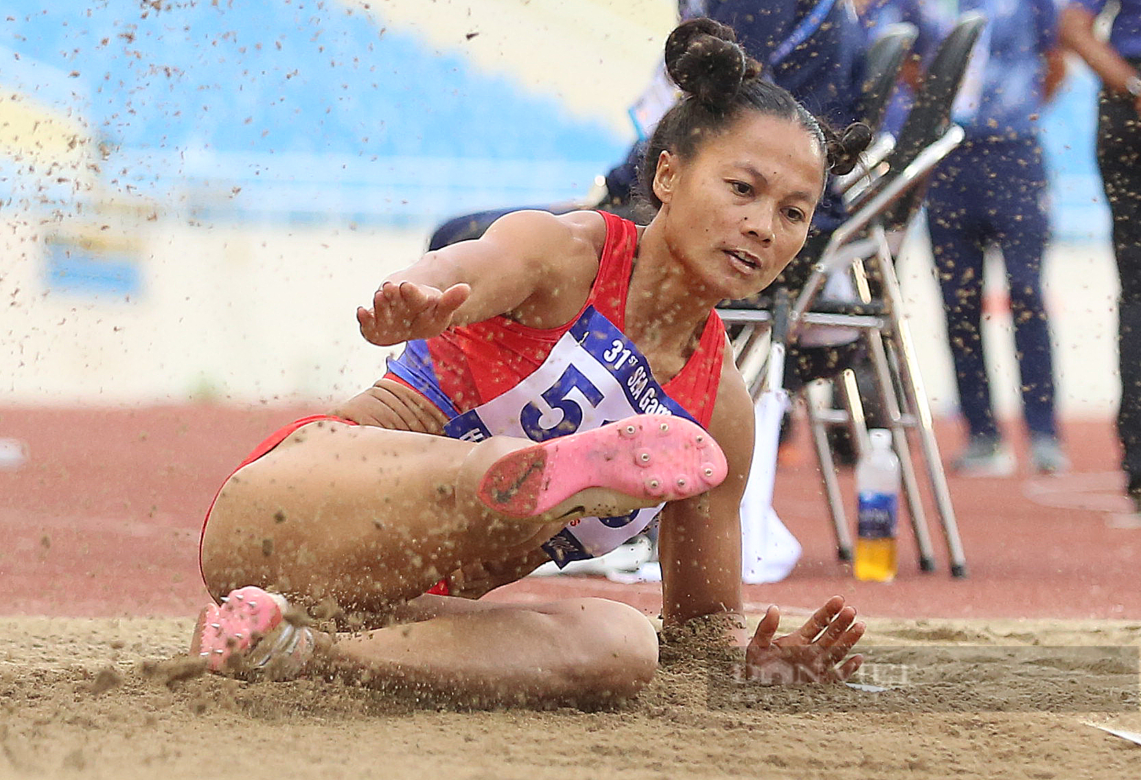 Hình ảnh Ngọc Hà vượt qua Thu Thảo 1 cm, giành HC vàng nhảy xa SEA Games 31 - Ảnh 4.