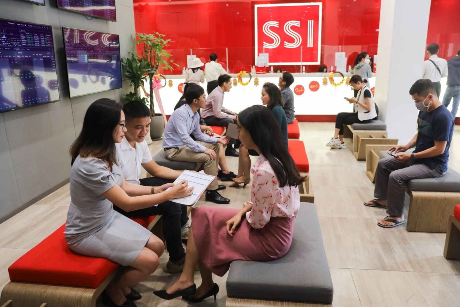 Lộ trình công bố số liệu tự doanh chứng khoán và thông tin cổ phiếu trần/sàn 5 phiên liên tiếp - Ảnh 1. Lộ trình công bố số liệu tự doanh chứng khoán và thông tin cổ phiếu trần/sàn 5 phiên liên tiếp - Ảnh 1.