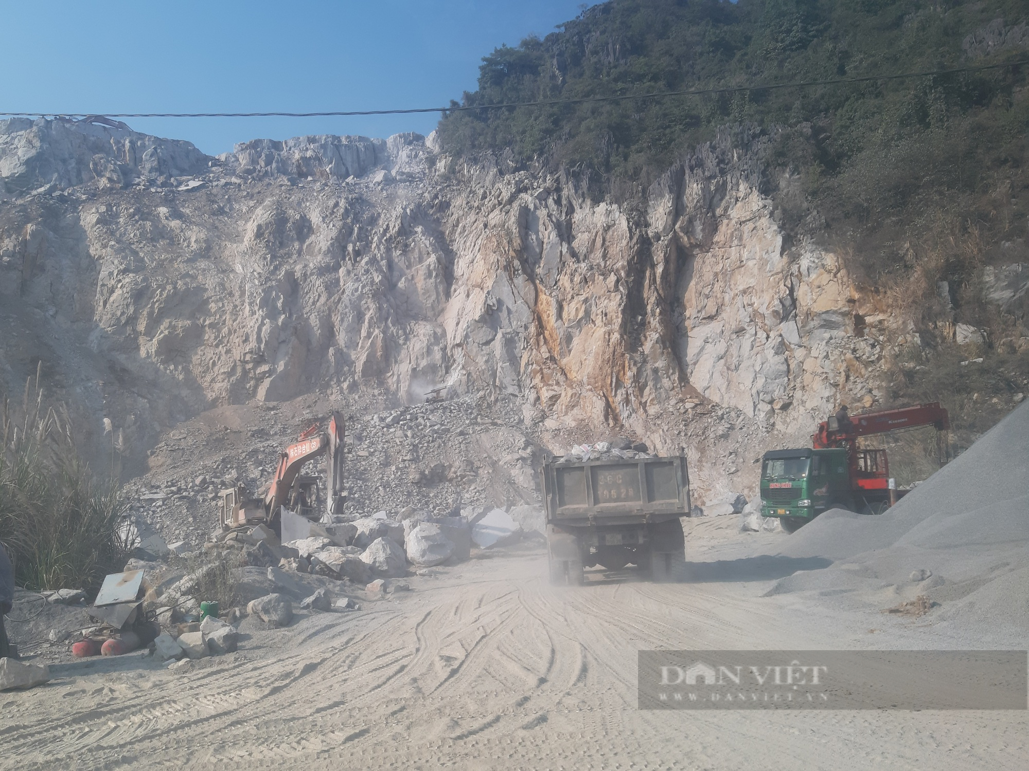 Hệ lụy từ những công trường khai thác khoáng sản (Bài 2): Vi phạm &quot;treo&quot; trên vách núi, &quot;tràn&quot; ra môi trường - Ảnh 5.