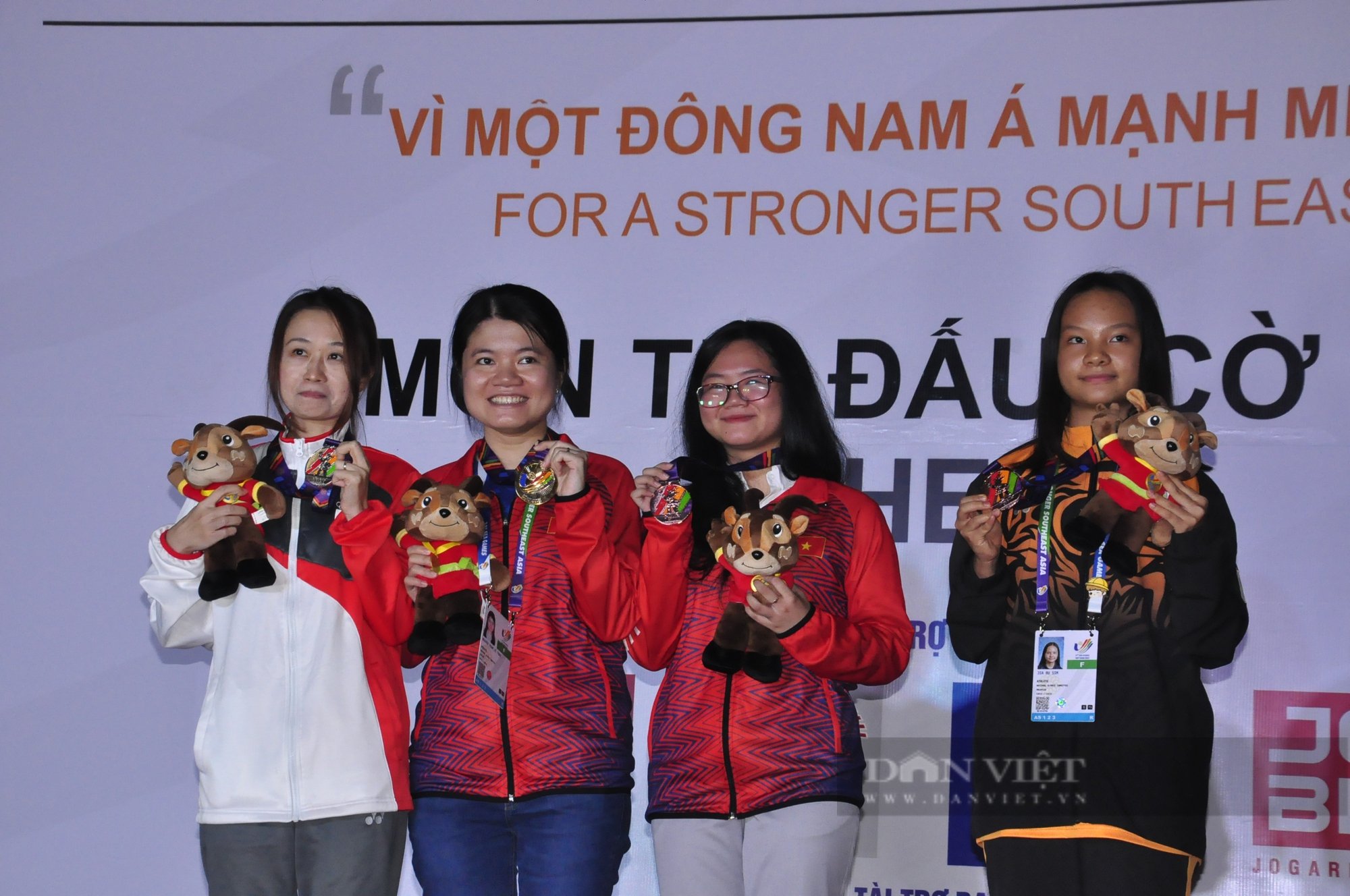 Hy hữu tại SEA Games 31: Vợ chồng kỳ thủ Trường Sơn - Thảo Nguyên cùng đoạt &quot;Vàng&quot;  - Ảnh 3.