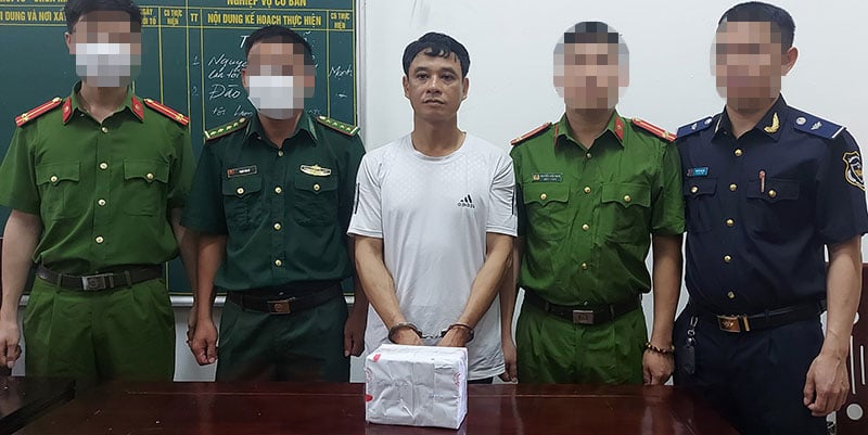 Khống chế kẻ buôn ma túy lao xe vào tổ truy bắt - Ảnh 1.