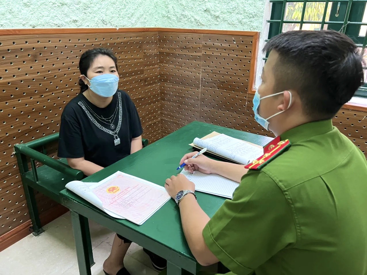 Khởi tố đối tượng làm giả con dấu chiếm đoạt 700 triệu của một ngân hàng ở Quảng Bình - Ảnh 1. Khởi tố đối tượng làm giả con dấu chiếm đoạt 700 triệu của một ngân hàng ở Quảng Bình - Ảnh 1.