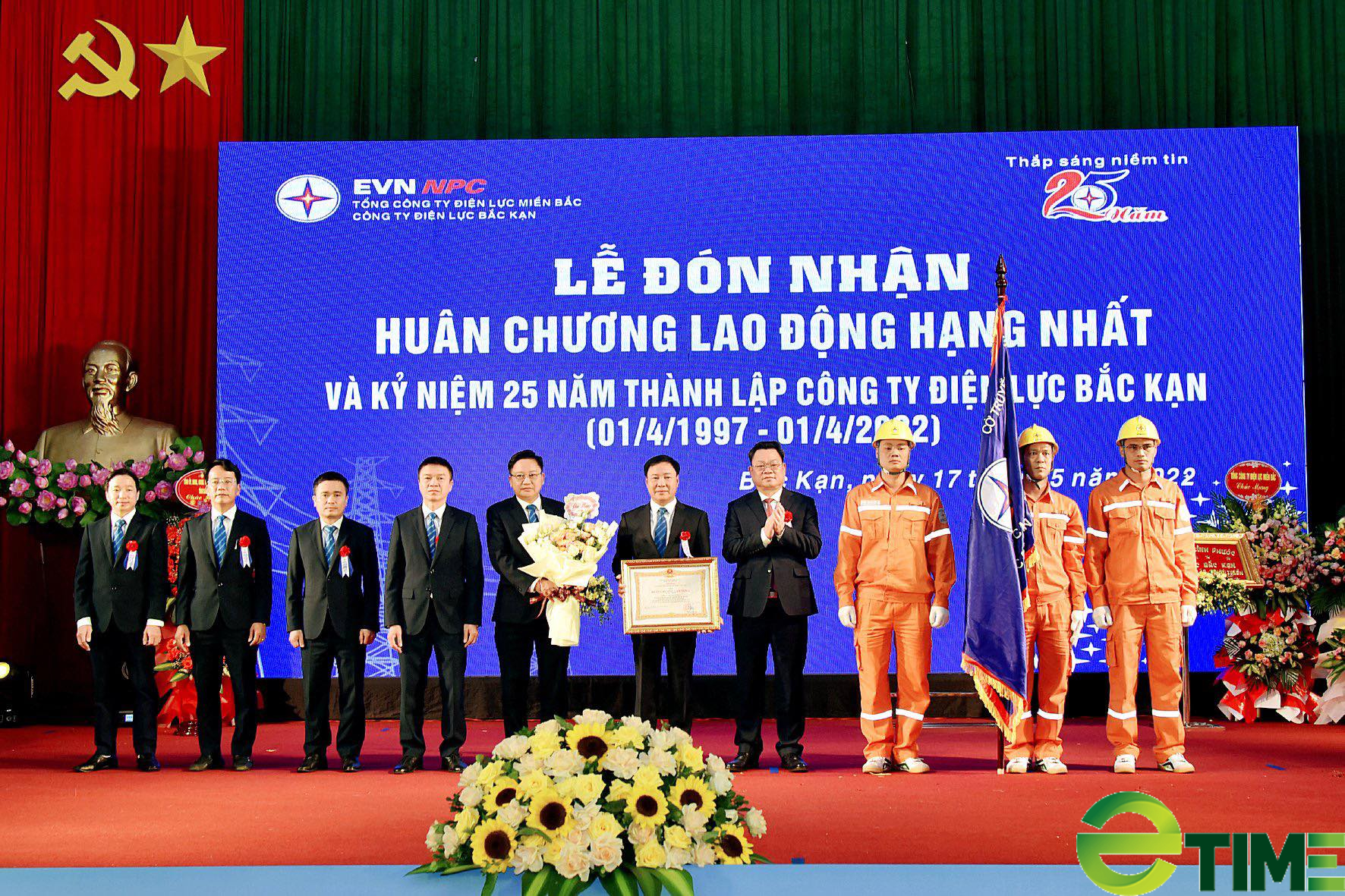 Công ty Điện lực Bắc Kạn vinh dự đón nhận Huân chương Lao động hạng Nhất - Ảnh 2. Công ty Điện lực Bắc Kạn vinh dự đón nhận Huân chương Lao động hạng Nhất - Ảnh 2.