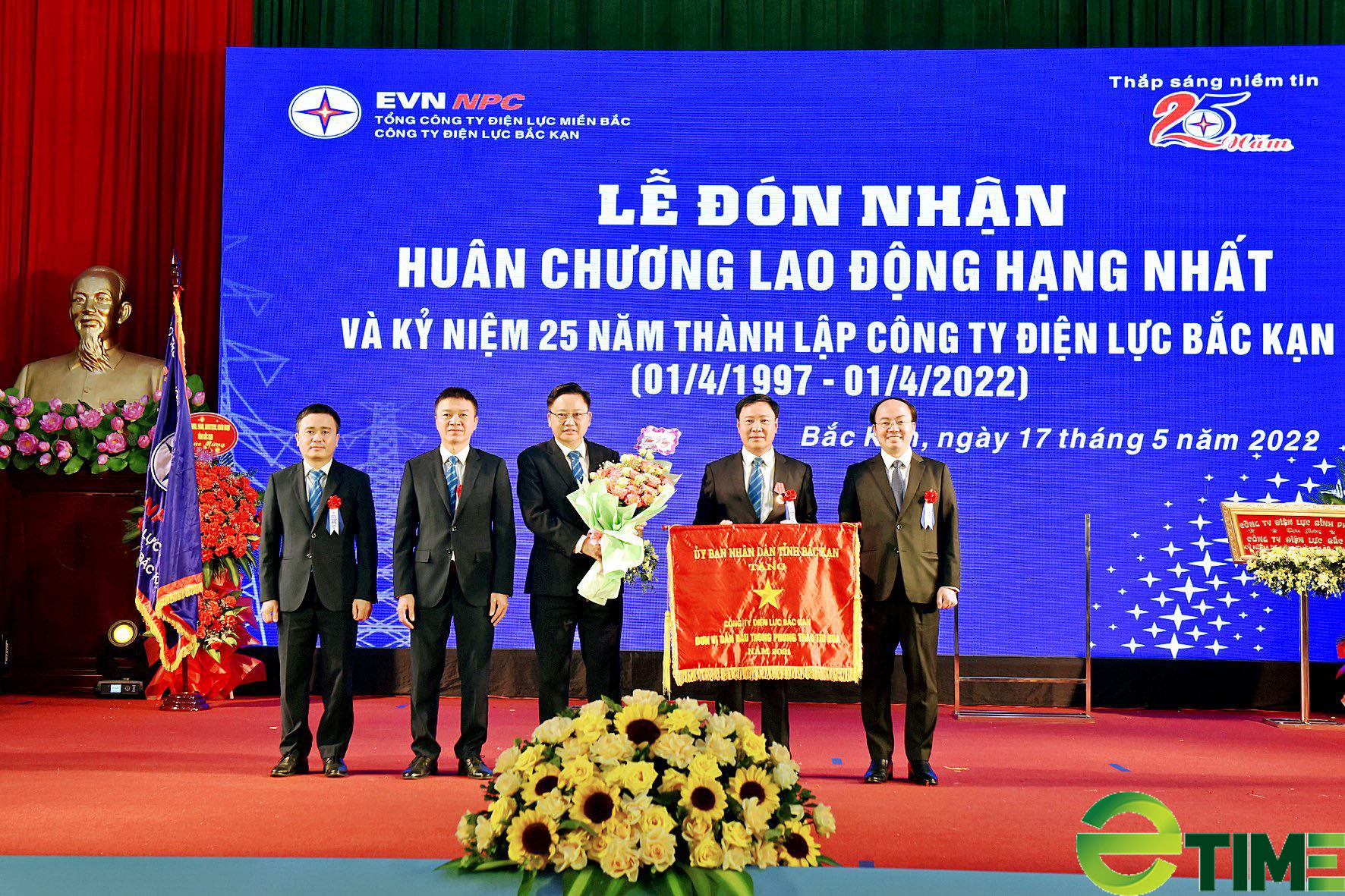 Công ty Điện lực Bắc Kạn vinh dự đón nhận Huân chương Lao động hạng Nhất - Ảnh 3. Công ty Điện lực Bắc Kạn vinh dự đón nhận Huân chương Lao động hạng Nhất - Ảnh 3.