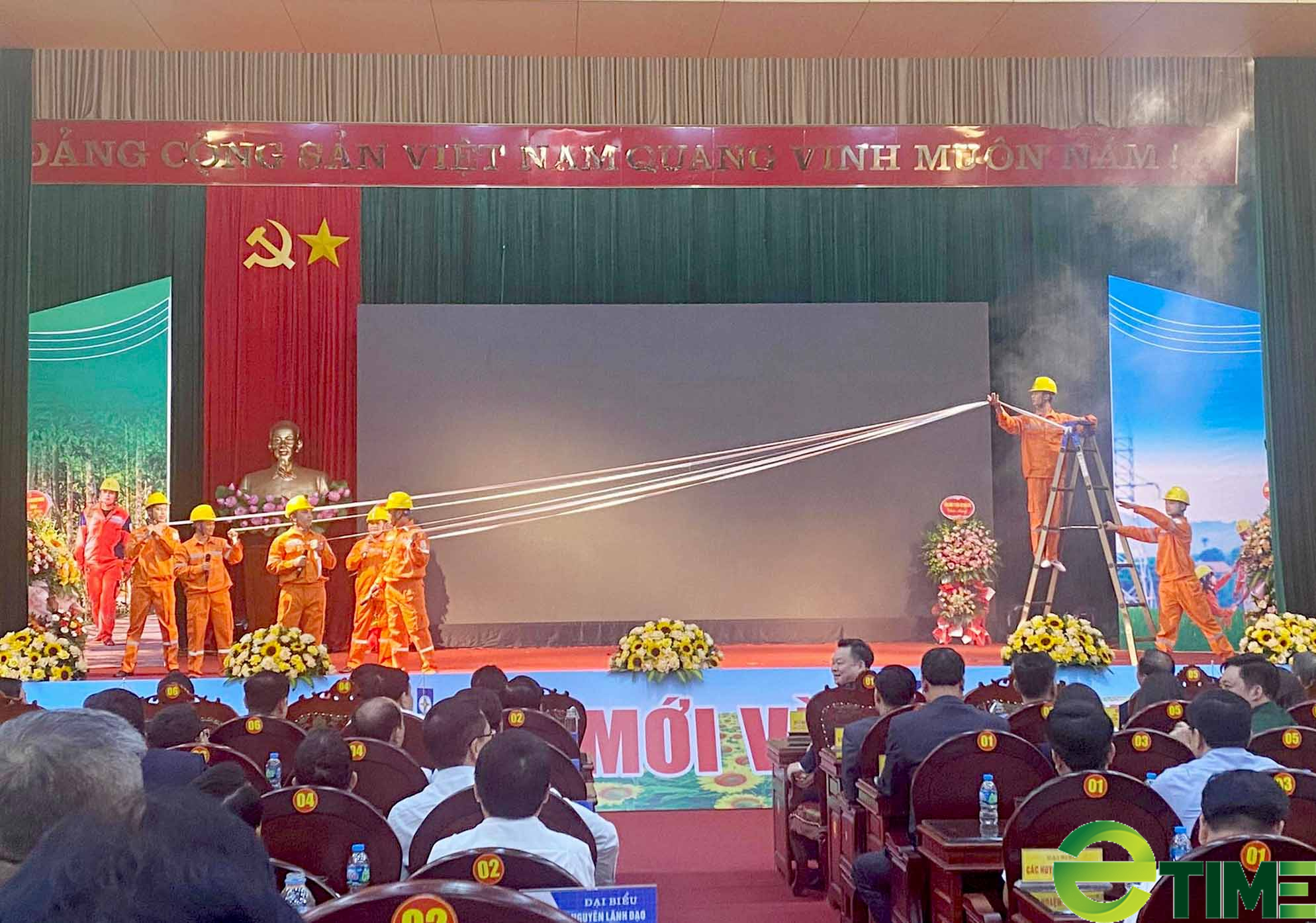 Công ty Điện lực Bắc Kạn vinh dự đón nhận Huân chương Lao động hạng Nhất - Ảnh 1. Công ty Điện lực Bắc Kạn vinh dự đón nhận Huân chương Lao động hạng Nhất - Ảnh 1.
