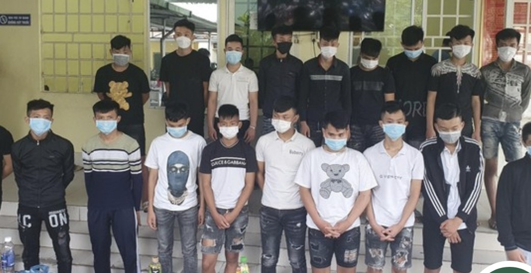 Vụ dùng súng cao su, bom xăng hỗn chiến trên phố: Xác định 40 đối tượng tham gia, đa số là học sinh - Ảnh 1.