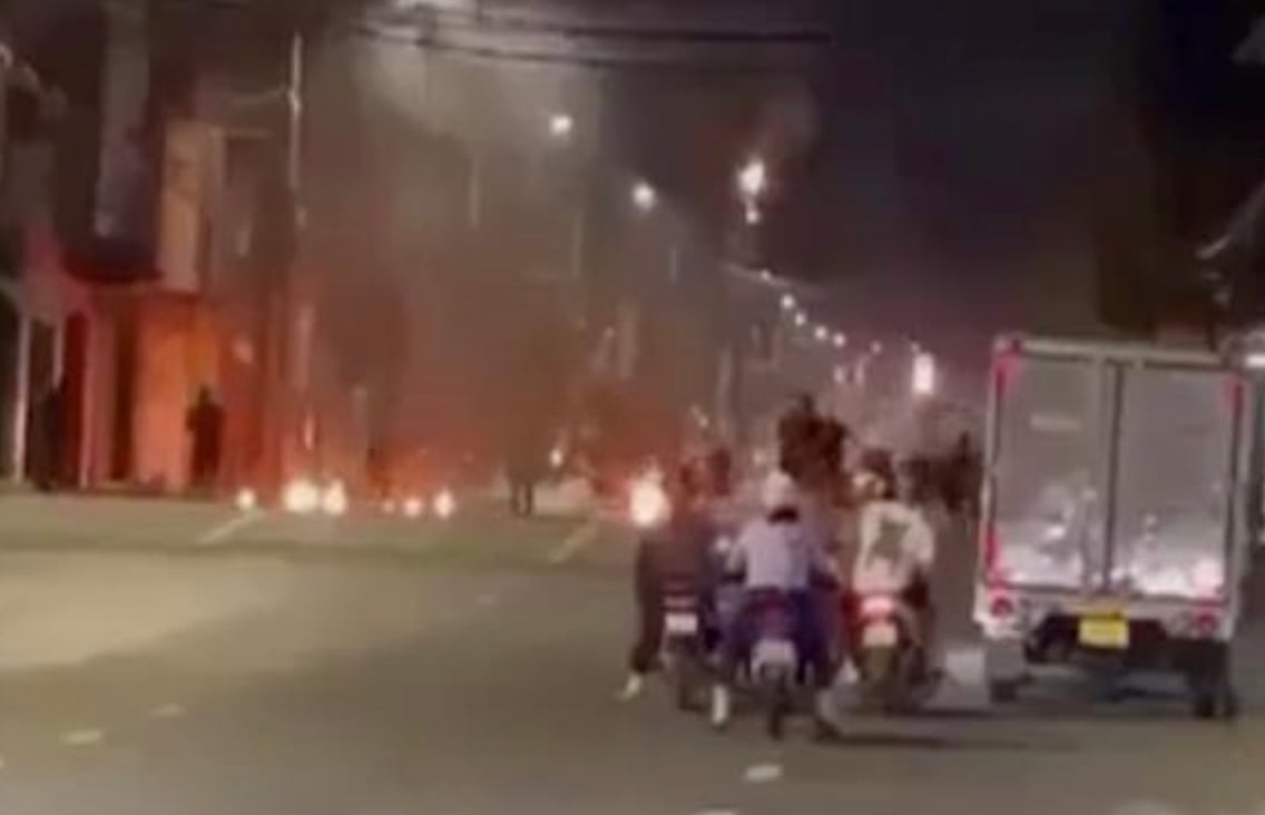 Vụ dùng súng cao su, bom xăng hỗn chiến trên phố: Xác định 40 đối tượng tham gia, đa số là học sinh - Ảnh 3.