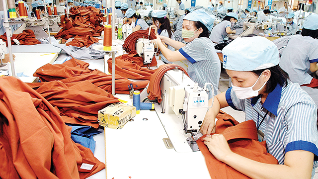 Doanh nghiệp dệt may: “Xanh hóa” hay sẽ bị tụt lại phía sau? - Ảnh 1.