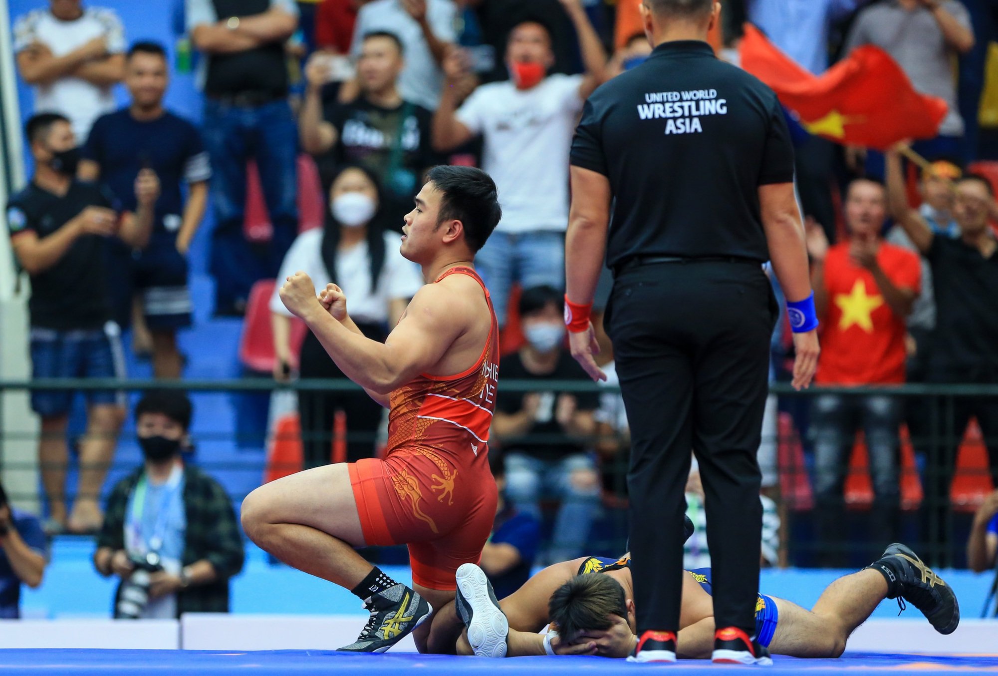 &quot;Người khổng lồ&quot; của thể thao Việt Nam ăn mừng như Ronaldo, giành HCV và lời chia tay SEA Games  - Ảnh 12.