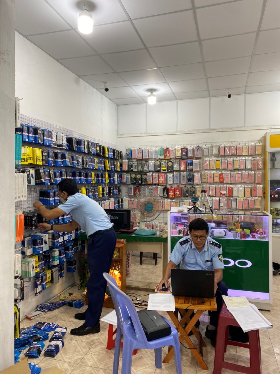 Tạm giữ hàng nghìn sản phẩm phụ kiện điện thoại không hóa đơn, chứng từ - Ảnh 1. Tạm giữ hàng nghìn sản phẩm phụ kiện điện thoại không hóa đơn, chứng từ - Ảnh 1.