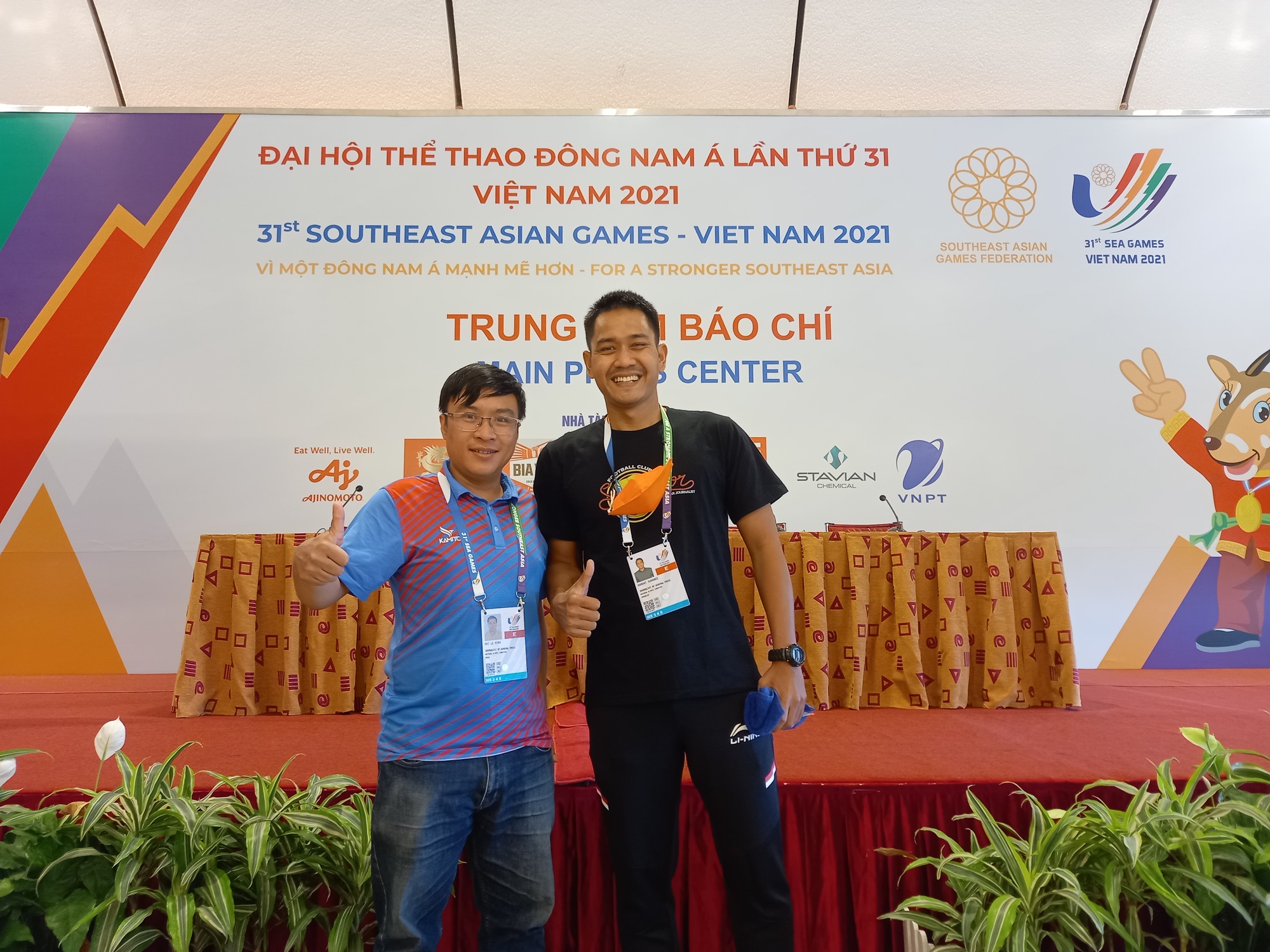 Phóng viên truyền hình quốc gia Indonesia cầu nguyện trước trận bán kết gặp U23 Thái Lan - Ảnh 2.
