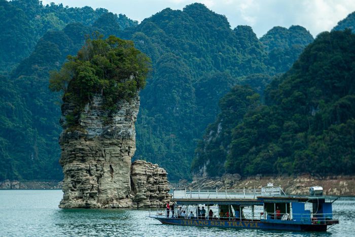 Đi thuyền xuôi sông Gâm, tắm thác giữa rừng già - Ảnh 1.