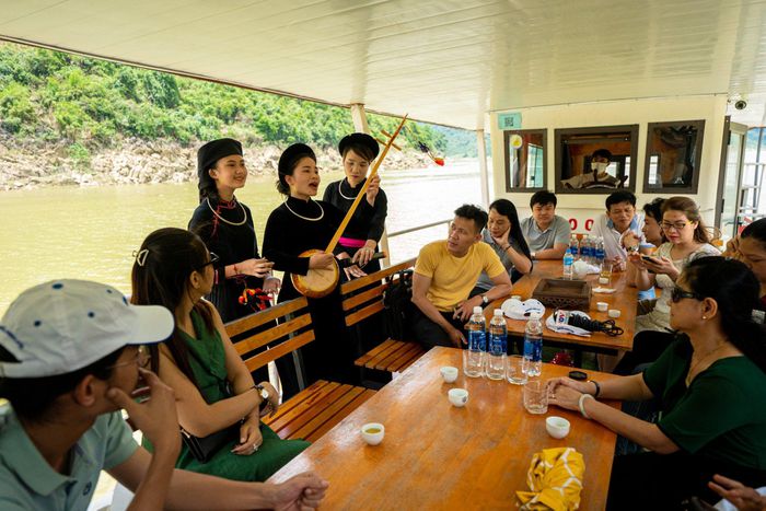 Đi thuyền xuôi sông Gâm, tắm thác giữa rừng già - Ảnh 4.