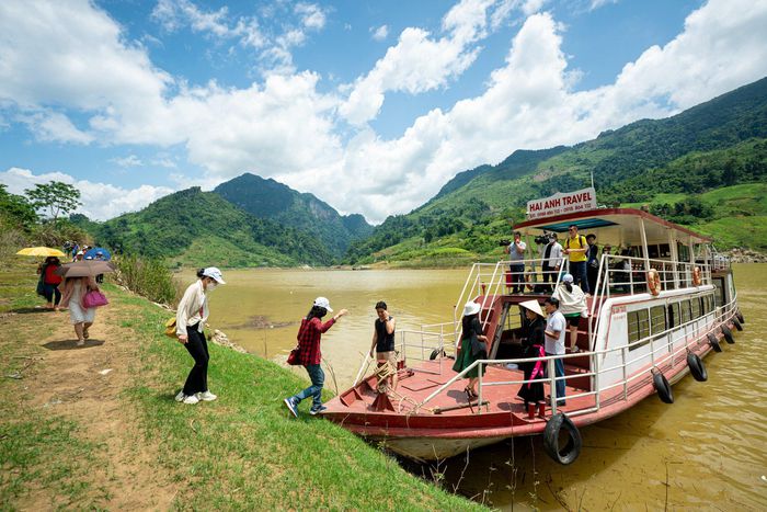 Đi thuyền xuôi sông Gâm, tắm thác giữa rừng già - Ảnh 2.