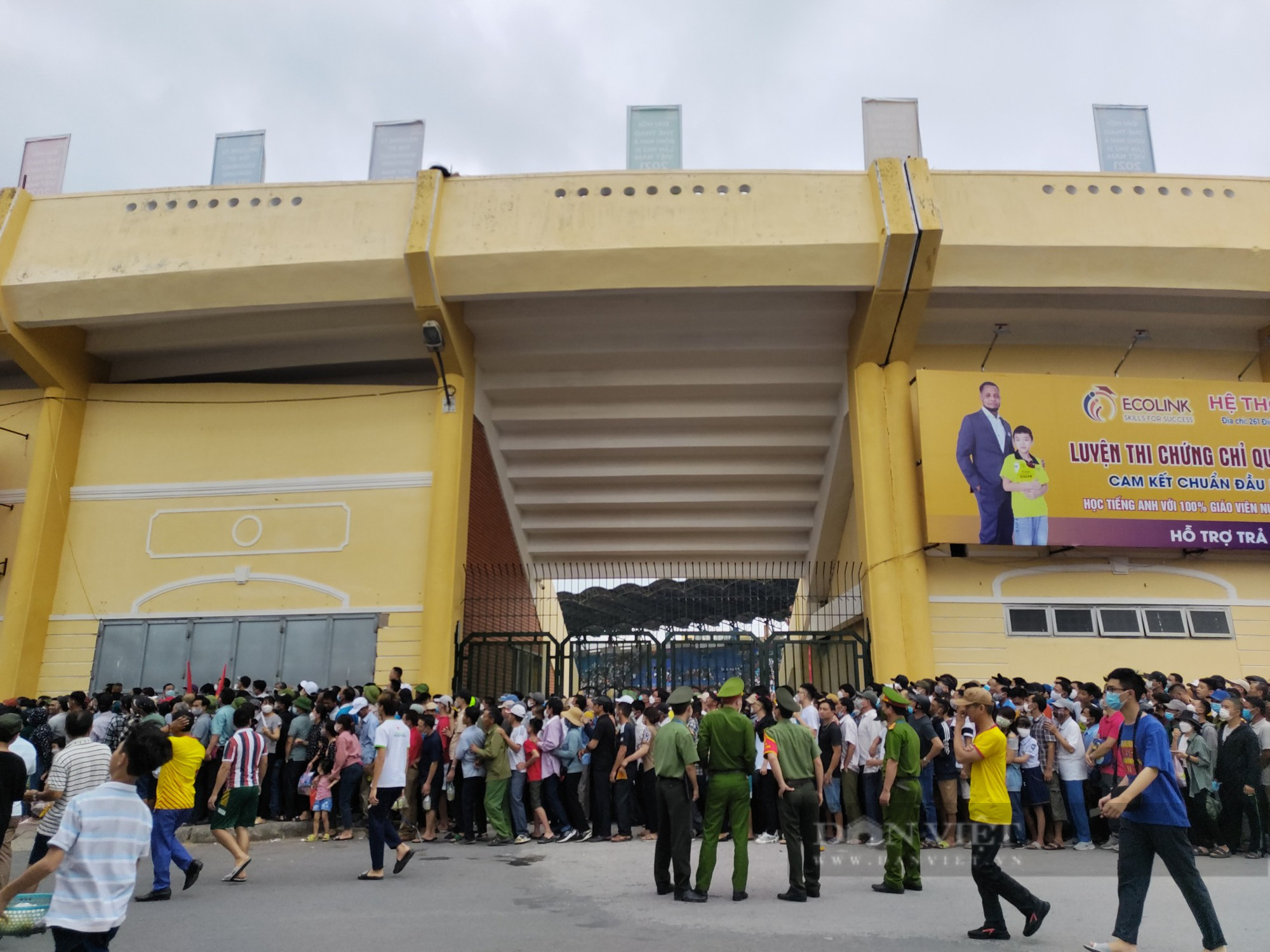 Chen lấn kinh hoàng ở sân Thiên Trường - Ảnh 2.