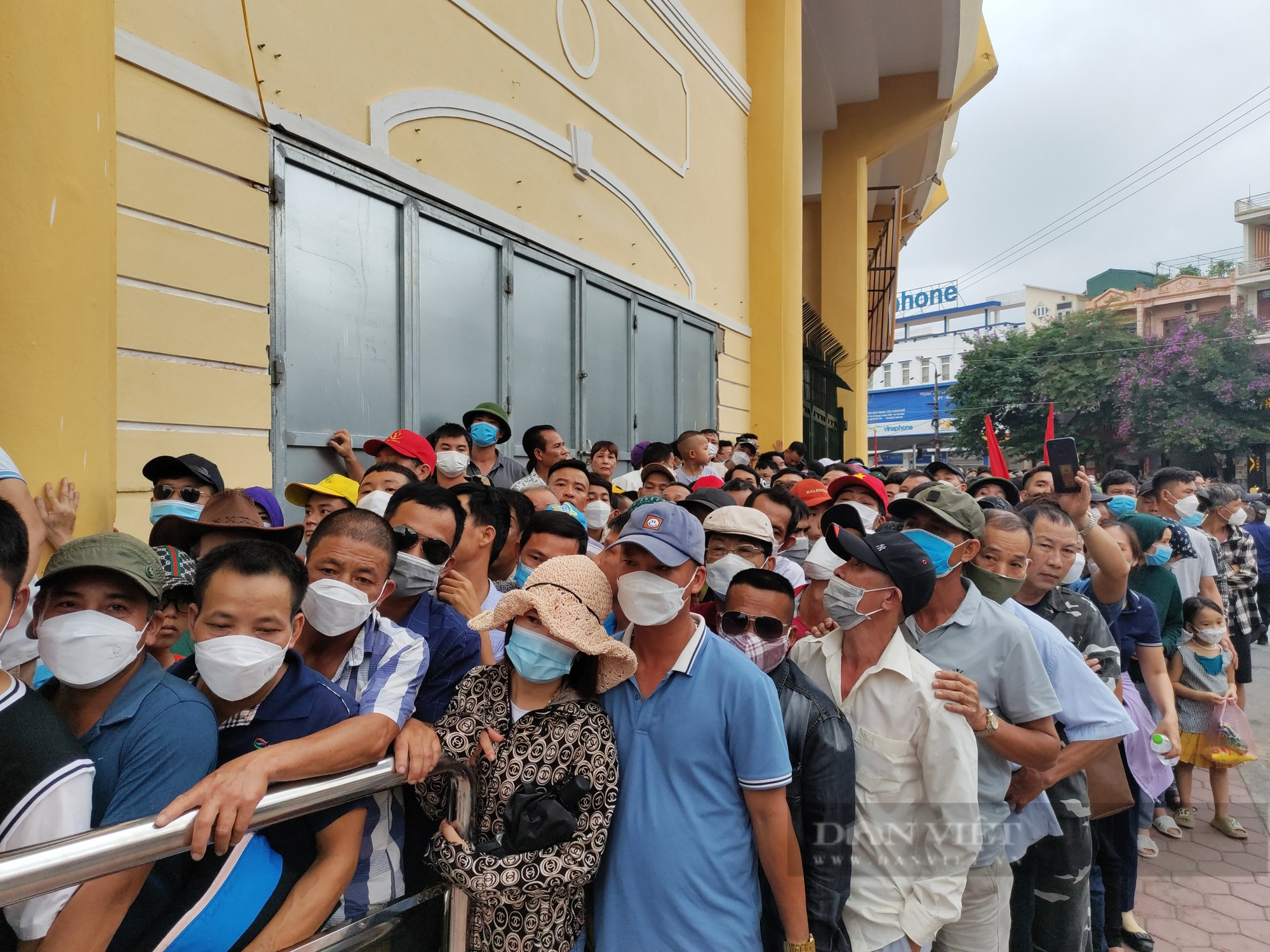 Chen lấn kinh hoàng ở sân Thiên Trường - Ảnh 4.