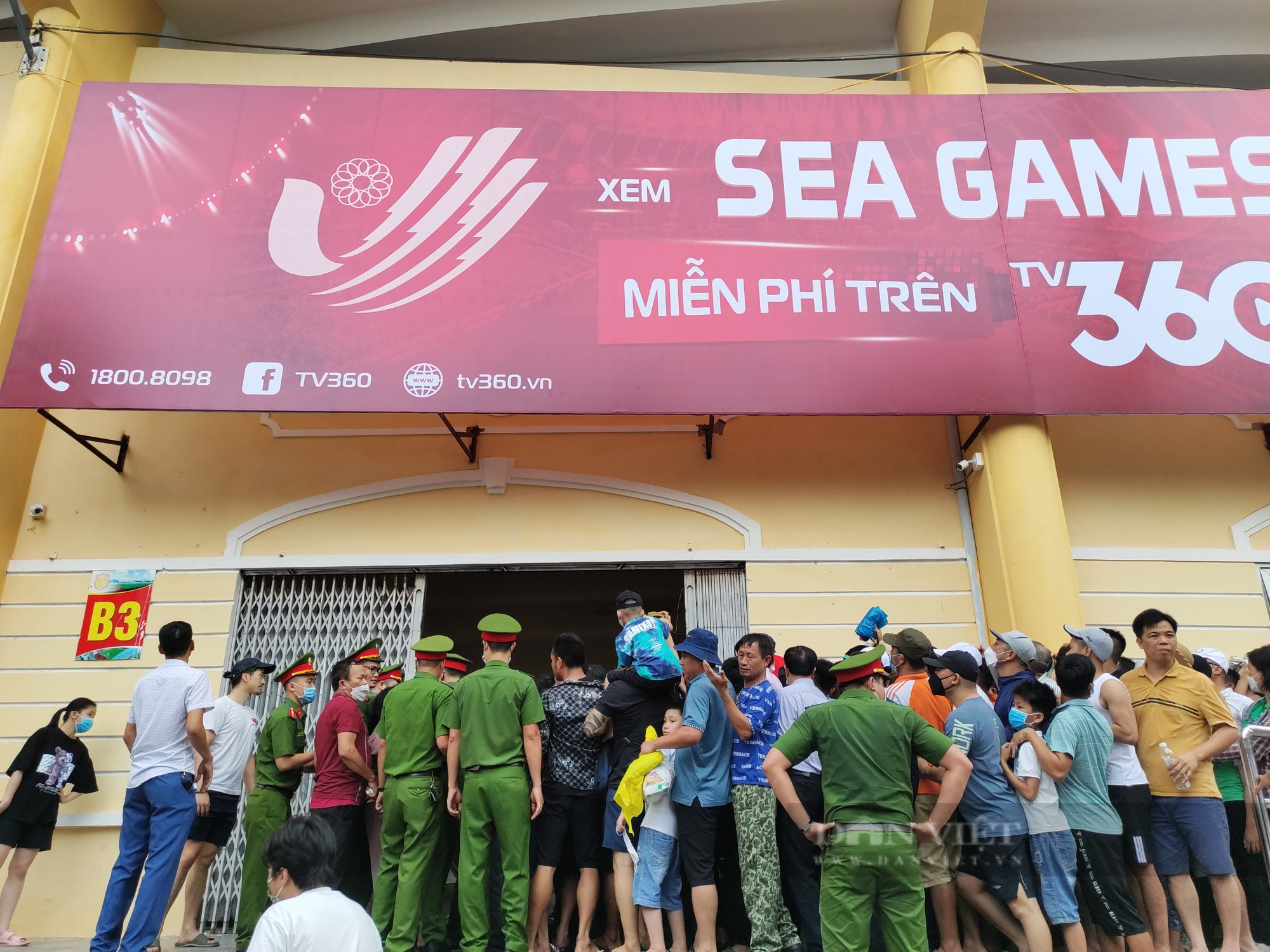 Chen lấn kinh hoàng ở sân Thiên Trường - Ảnh 7.
