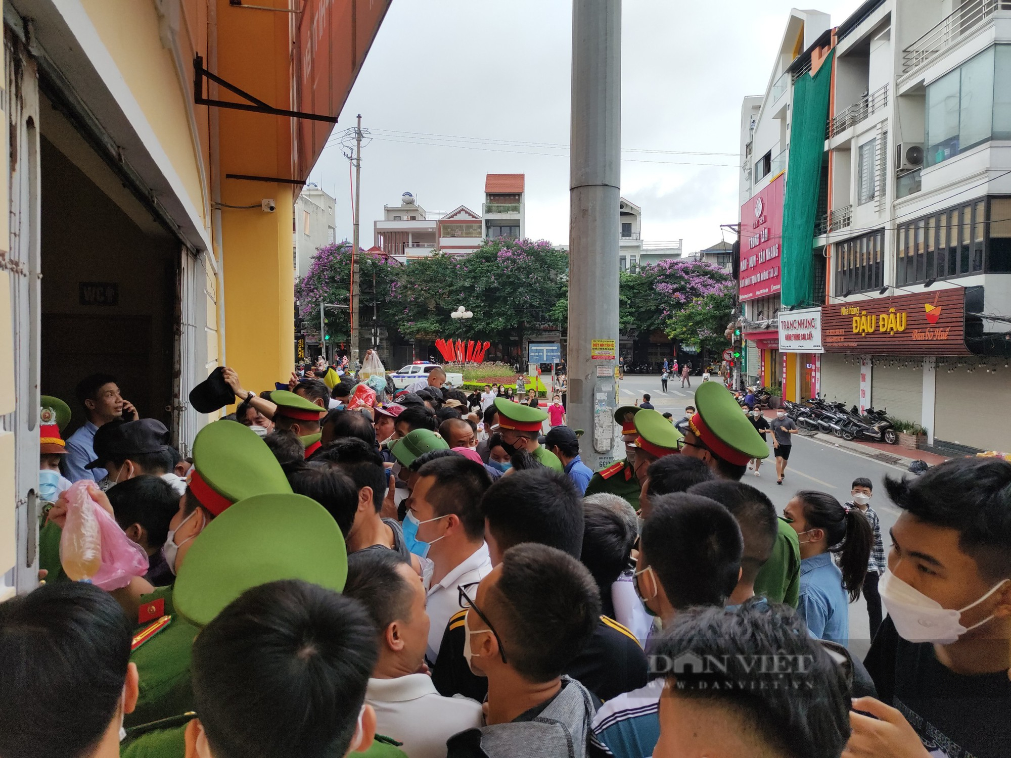 Chen lấn kinh hoàng ở sân Thiên Trường - Ảnh 8.