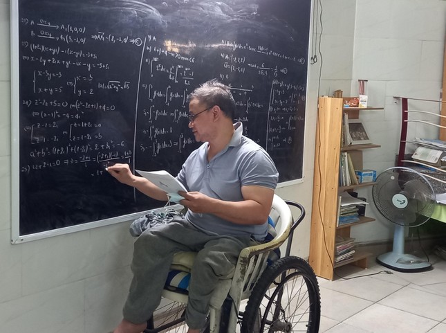 Người thầy bại liệt dạy trò đi những bước chân vững chãi - Ảnh 1.