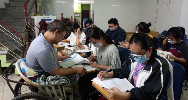 Người thầy bại liệt dạy trò đi những bước chân vững chãi - Ảnh 2.