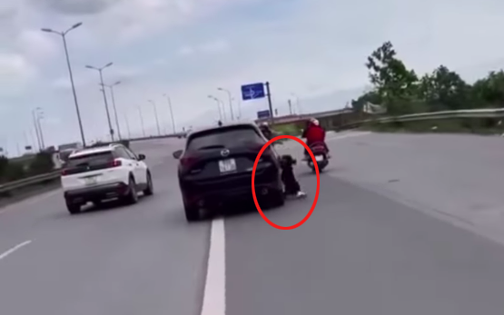 Vụ người phụ nữ đu bám vào ô tô rồi bị văng xuống đường, lái xe bị xem xét xử lý trong trường hợp nào? - Ảnh 1.