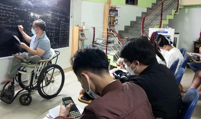 Người thầy bại liệt dạy trò đi những bước chân vững chãi - Ảnh 6.
