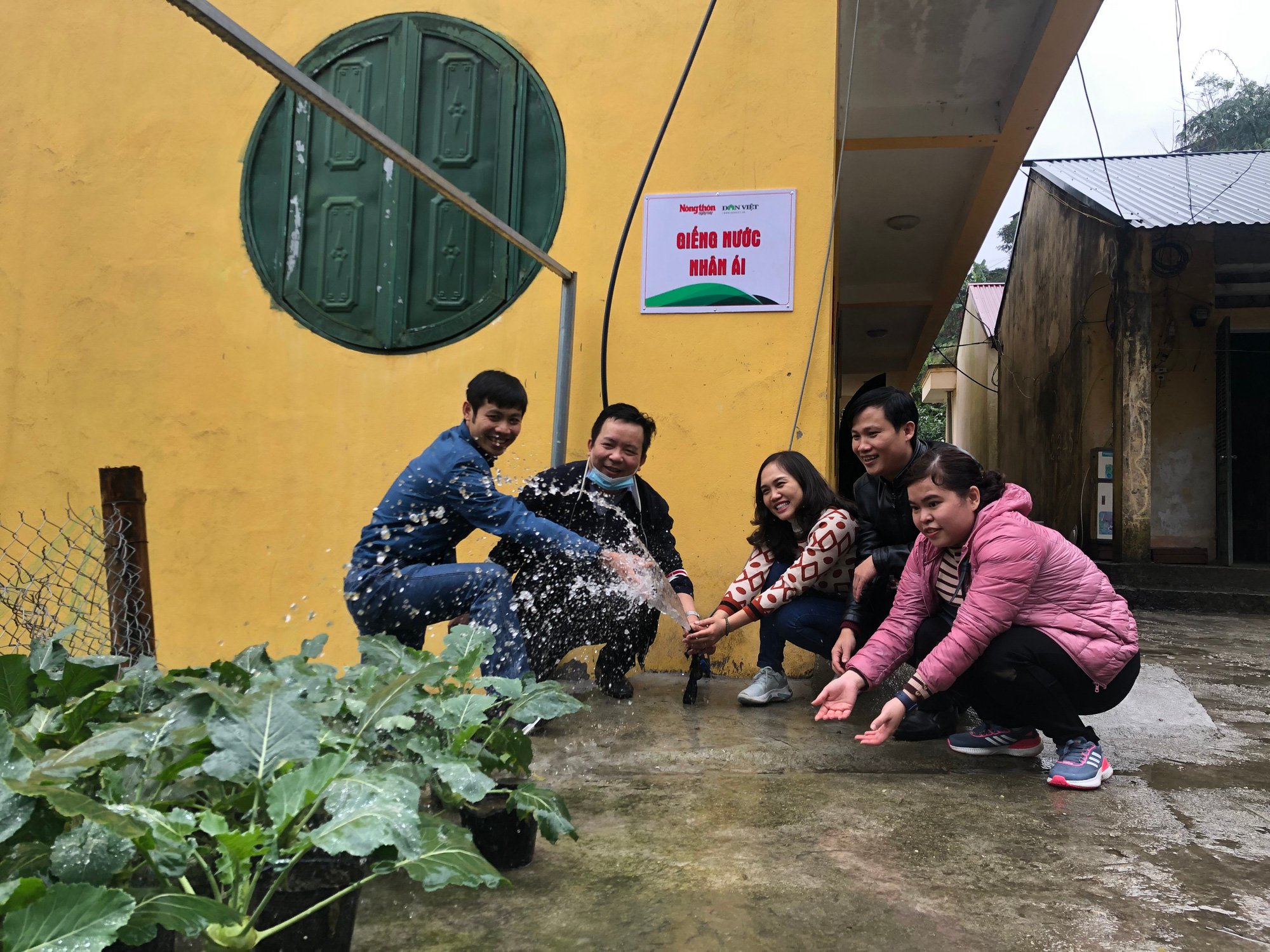 Niềm vui có nguồn nước đảm bảo vệ sinh cho thầy trò vùng cao khi mùa mưa đến - Ảnh 2.