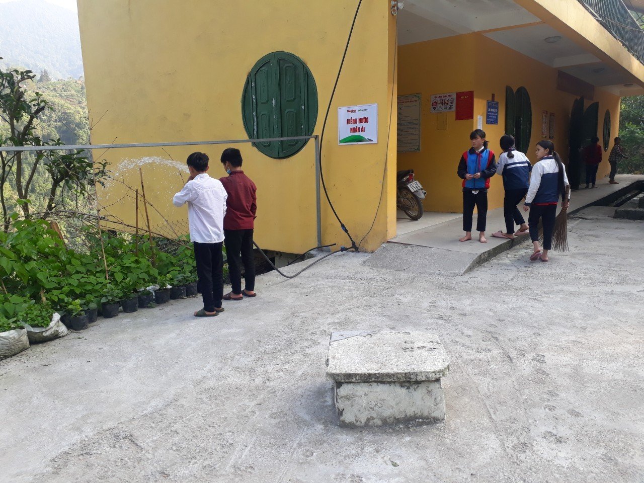 Niềm vui có nguồn nước đảm bảo vệ sinh cho thầy trò vùng cao khi mùa mưa đến - Ảnh 3.