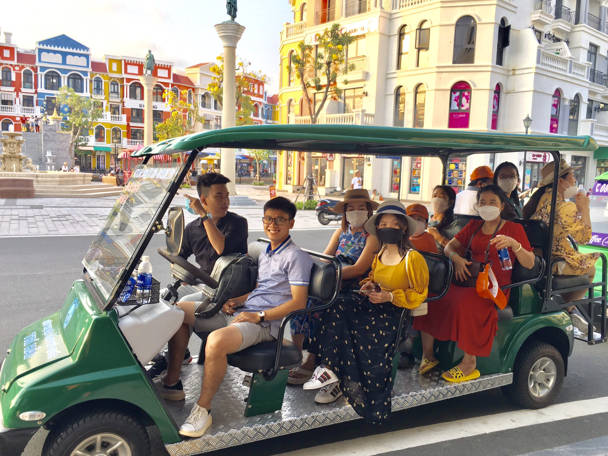 Tour nội, tour ngoại lên đường nhộn nhịp - Ảnh 1.