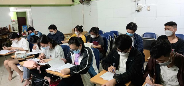 Người thầy bại liệt dạy trò đi những bước chân vững chãi - Ảnh 4.