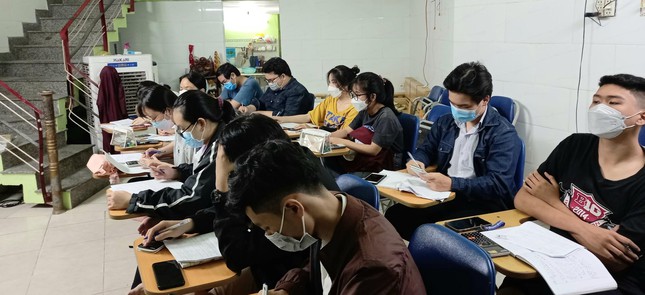 Người thầy bại liệt dạy trò đi những bước chân vững chãi - Ảnh 3.