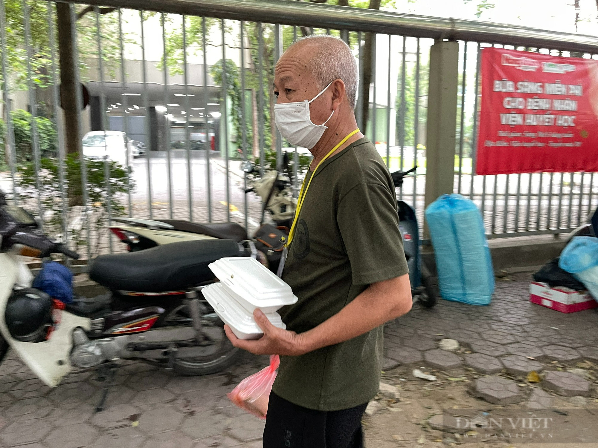 Ngon lành bữa sáng miễn phí, sẻ chia cùng 1.000 bệnh nhân nghèo Thủ đô - Ảnh 11.