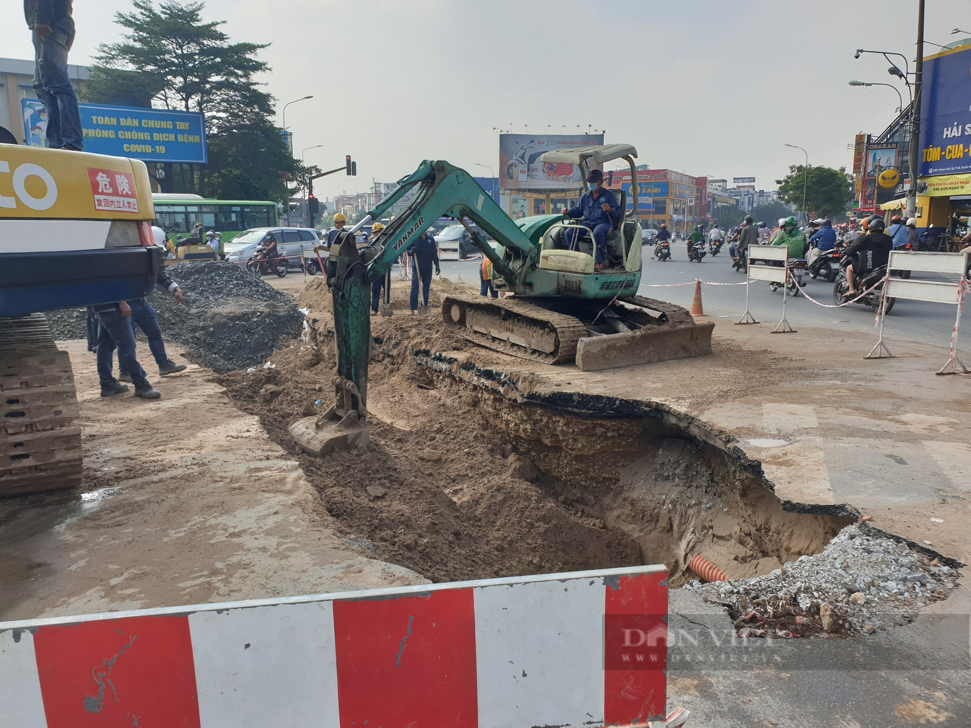 TP.HCM: Xuất hiện hố sâu nằm giữa ngã tư hai con đường gây ùn tắc giao thông nghiêm trọng - Ảnh 1.