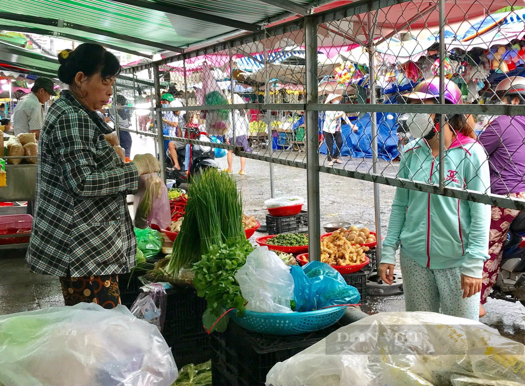 Chợ ế, gặp thêm giá hàng hóa tăng theo giá xăng, tiểu thương mòn mỏi ngóng khách - Ảnh 4.