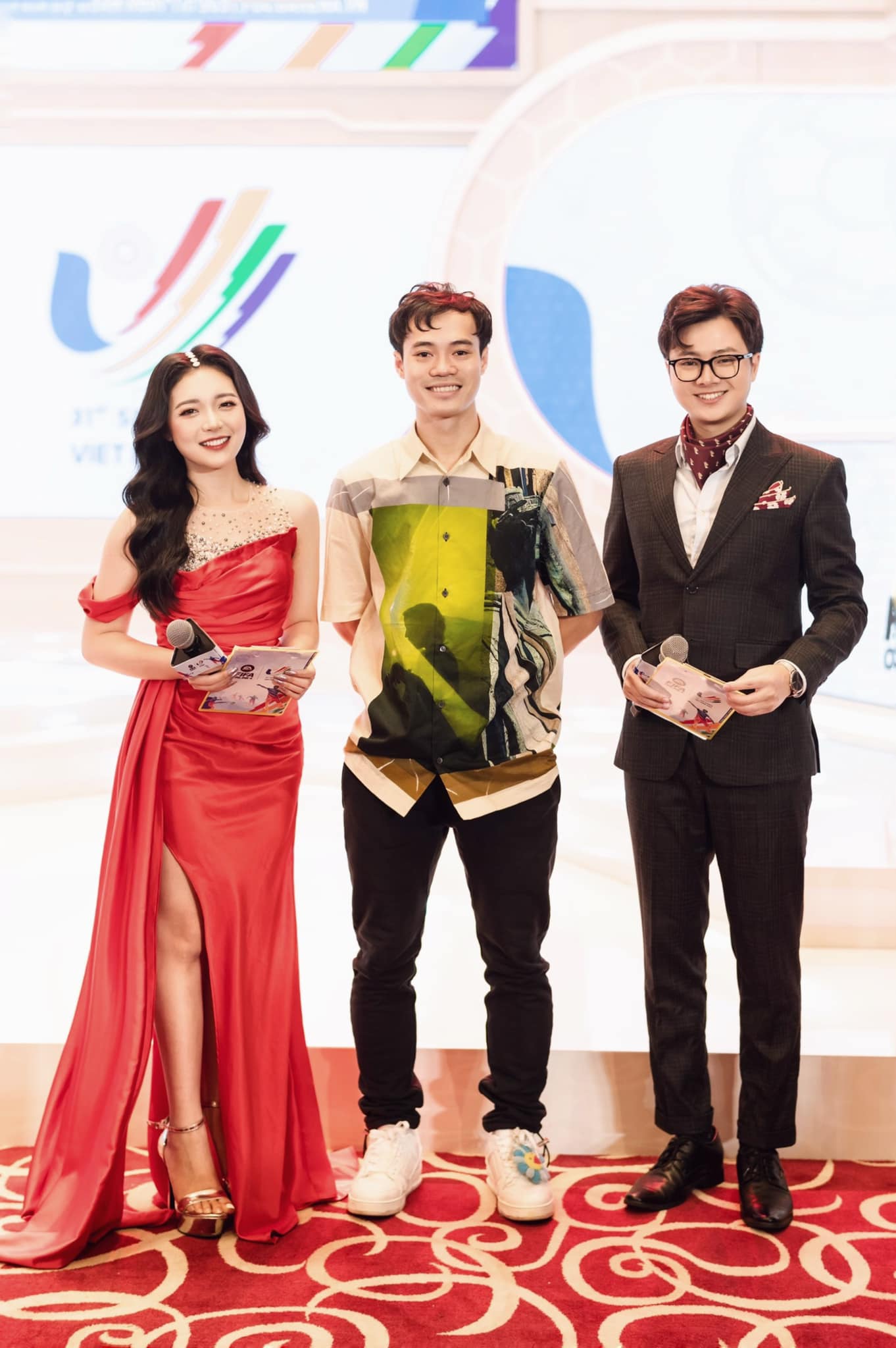 Nữ MC xinh đẹp dẫn dắt Esports: &quot;Tôi dành một tháng để chuẩn bị kỹ lưỡng cho SEA Games 31&quot; - Ảnh 2.
