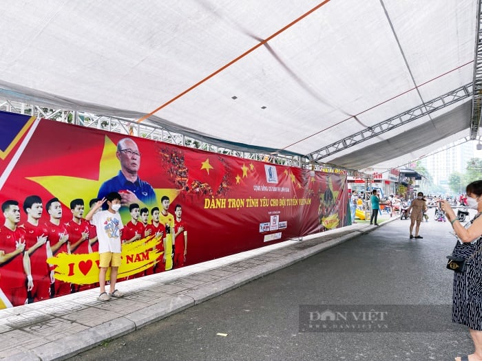 &quot;Chất chơi&quot; bậc nhất Hà Nội, chung cư lắp LED rộng 90m2 cổ vũ 2 trận chung kết bóng đá SEA Games 31 - Ảnh 4.
