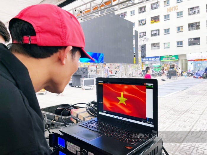 &quot;Chất chơi&quot; bậc nhất Hà Nội, chung cư lắp LED rộng 90m2 cổ vũ 2 trận chung kết bóng đá SEA Games 31 - Ảnh 5.